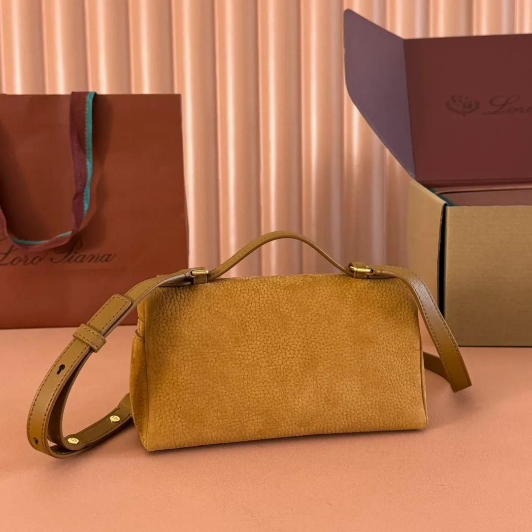 p1160💋💋💋【Original leather configuration counter complete package】 𝐋𝐨𝐫𝐨 𝐏𝐢𝐚𝐧@ Extra pocket L19 series handbag/crossbody bag, all steel deerskin, the most comfortable life is not defined, just like loro The material design of pian@ does not require complicated design styles. The simple and soft outline is elegant and durable, like an exquisite cosmetic case, which perfectly balances appearance and functionality. The leather is delicate and feels as soft as butter. The small bag has a large capacity. It is not only portable with a thin shoulder strap, but can also be worn cross-body. Sisters who have a special liking for minimalist style can buy it. It is simple and versatile. The simpler, the more different. Stars and Instagram celebrities are all planting it. There are two sizes of 19 cm and 27 cm. One is exquisite and casual, and the other is elegant and grand. Size: Small: length 19×width 7×height 12cm (